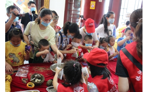20余名小記者齊聚漢方神農(nóng)中醫(yī)館，探秘端午民俗里的中醫(yī)藥文化！