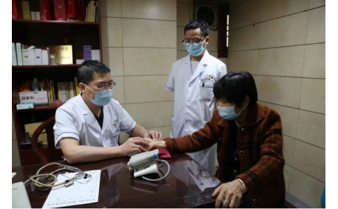 曹文新：精研數(shù)寸銀針弘仁術(shù)，擅用一雙巧手濟蒼生！